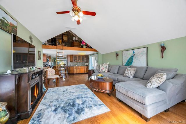 70 Featherbed Lane, Oakdale, NY 11769