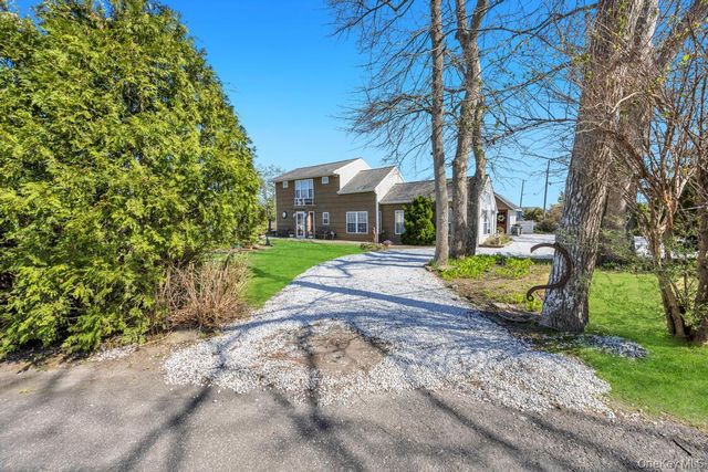 70 Featherbed Lane, Oakdale, NY 11769