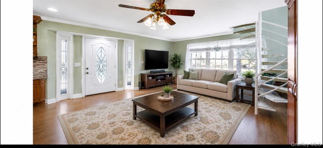70 Featherbed Lane, Oakdale, NY 11769