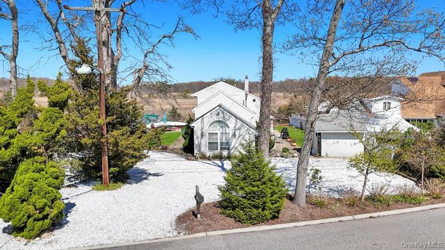 70 Featherbed Lane, Oakdale, NY 11769