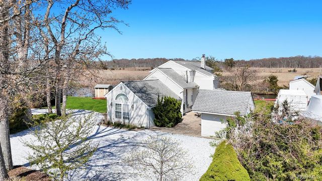 70 Featherbed Lane, Oakdale, NY 11769