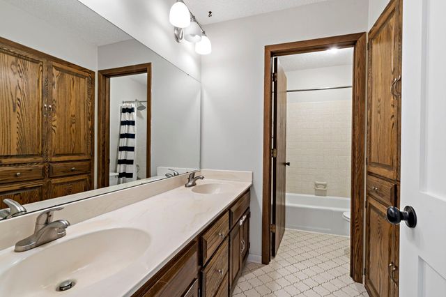 18920 27th Avenue N, Plymouth, MN 55447