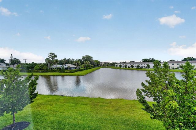 6933 N Harbours Edge Avenue, Lake Worth, FL 33467