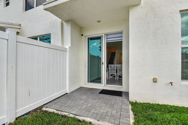 6933 N Harbours Edge Avenue, Lake Worth, FL 33467