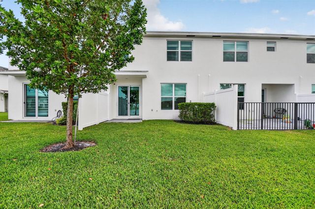 6933 N Harbours Edge Avenue, Lake Worth, FL 33467