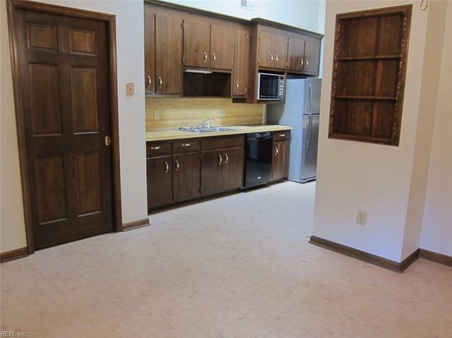 104 Gray LN, Yorktown, VA 23692