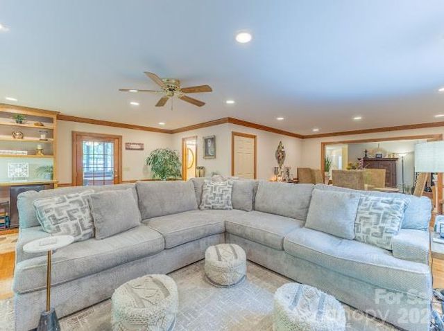819 Chesterfield Circle SW, Lenoir, NC 28645