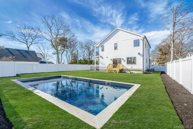 405 S Oakwood Drive, Laurel, NY 11948