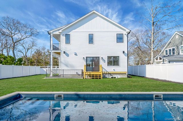 405 S Oakwood Drive, Laurel, NY 11948