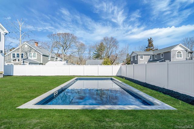 405 S Oakwood Drive, Laurel, NY 11948