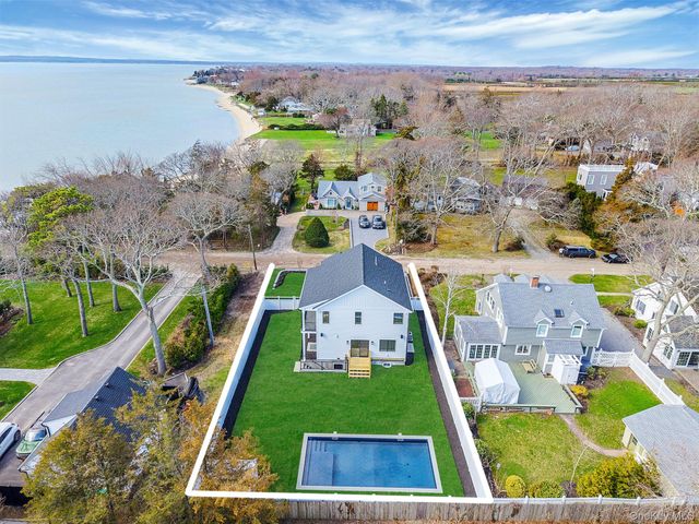 405 S Oakwood Drive, Laurel, NY 11948