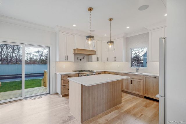 405 S Oakwood Drive, Laurel, NY 11948