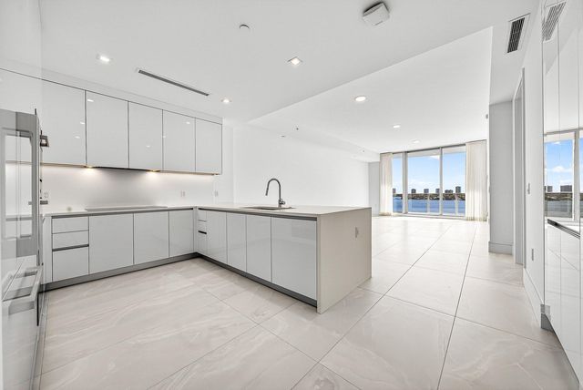 220 Lake Shore Drive 1010, Lake Park, FL 33403