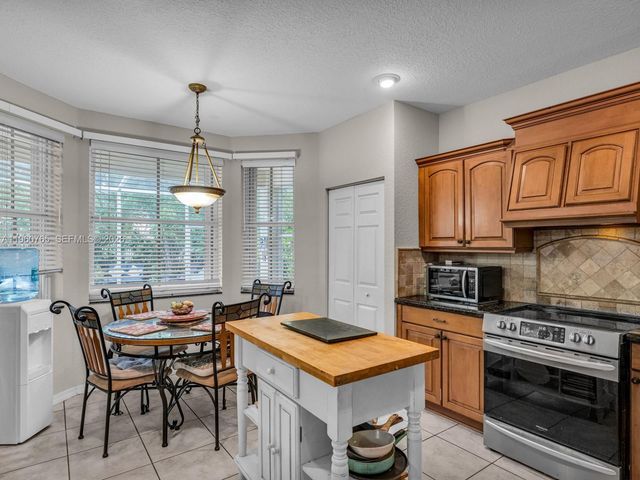 4209 Pinewood Ln, Weston, FL 33331