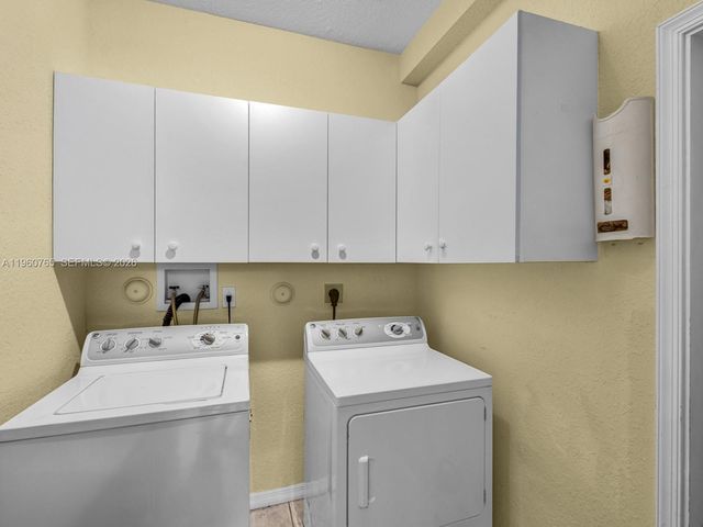 4209 Pinewood Ln, Weston, FL 33331