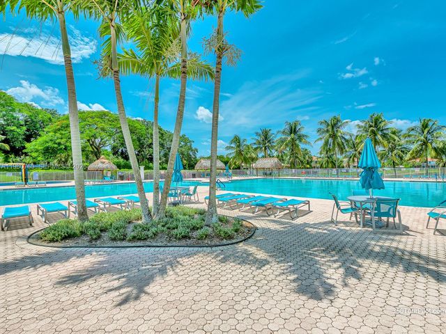 4209 Pinewood Ln, Weston, FL 33331