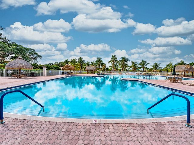 4209 Pinewood Ln, Weston, FL 33331