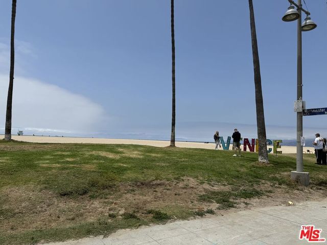 39 Westminster Avenue, Venice, CA 90291