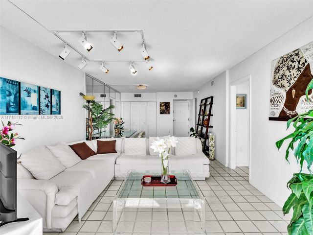 3625 N Country Club Dr 2108, Aventura, FL 33180