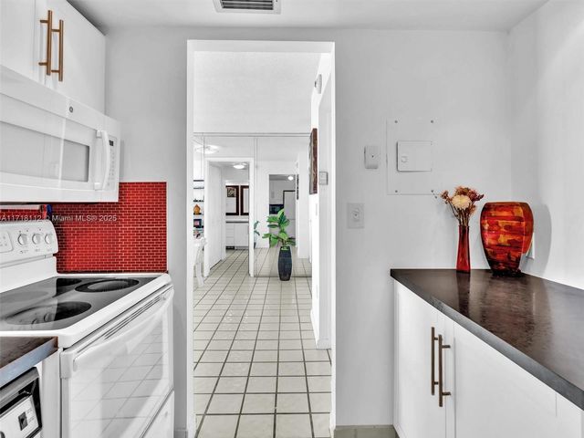 3625 N Country Club Dr 2108, Aventura, FL 33180