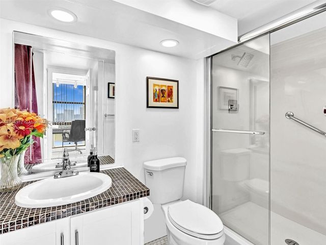 3625 N Country Club Dr 2108, Aventura, FL 33180