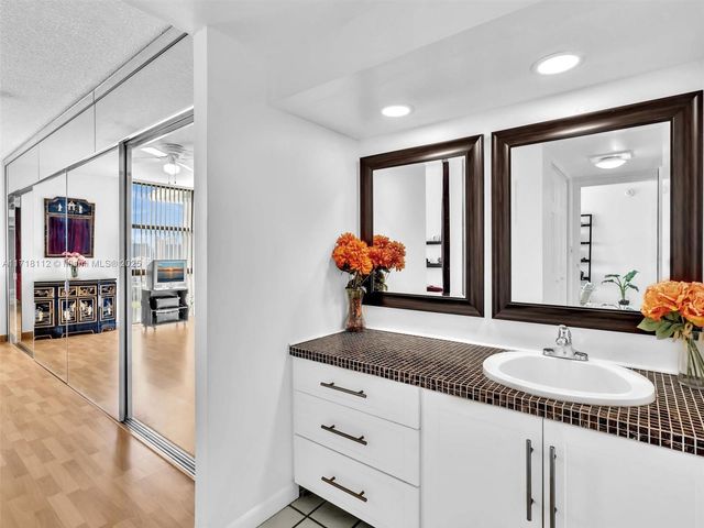 3625 N Country Club Dr 2108, Aventura, FL 33180