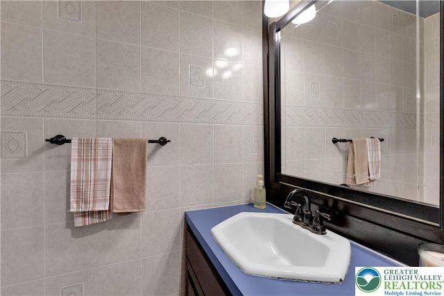 324 Tamarack Drive, South Whitehall Twp, PA 18104