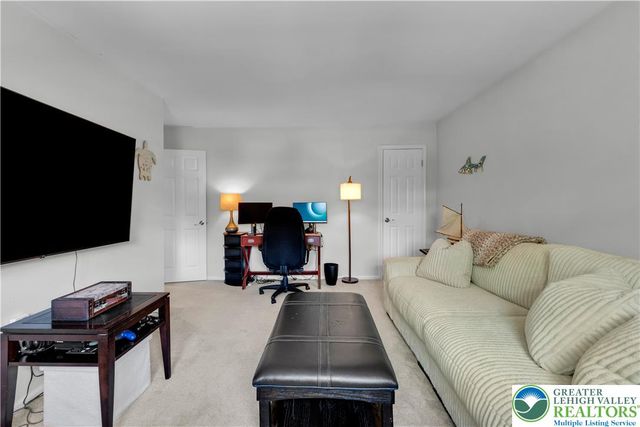 324 Tamarack Drive, South Whitehall Twp, PA 18104