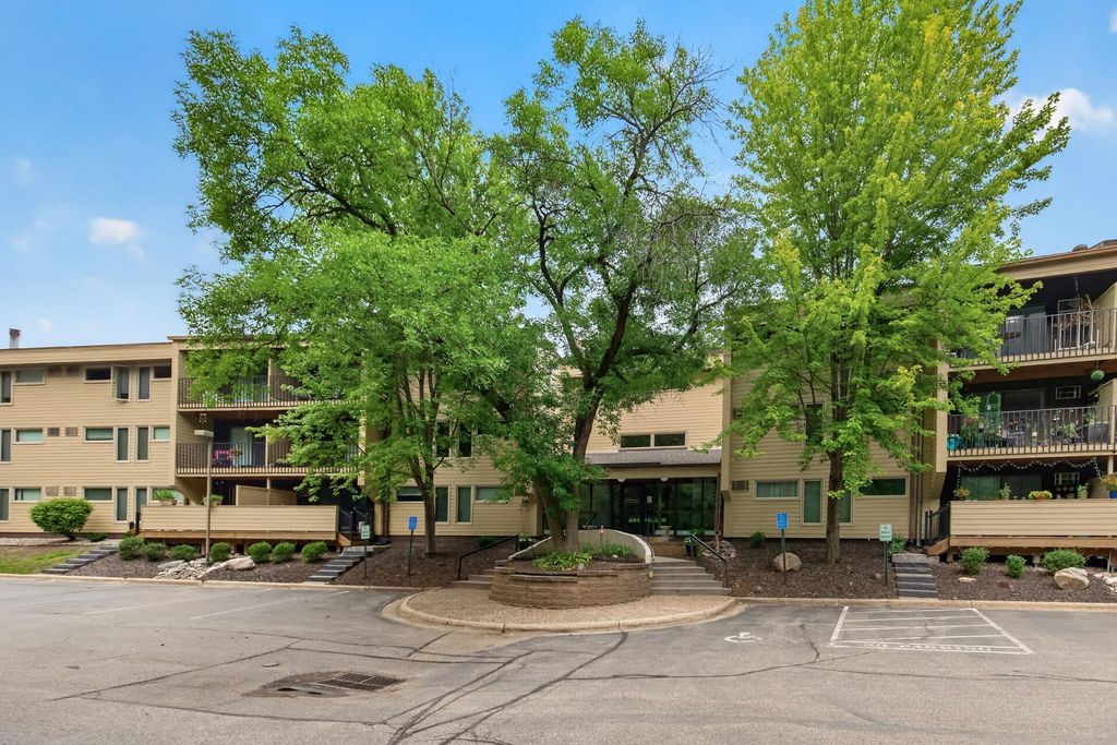 12600 Parkwood Drive 110, Burnsville, MN 55337 — photo 3