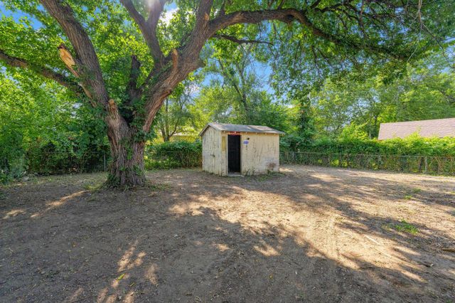 2122 N Erie Ave, Wichita, KS 67214