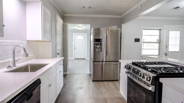 2004 W Gulf Street W, Baytown, TX 77520