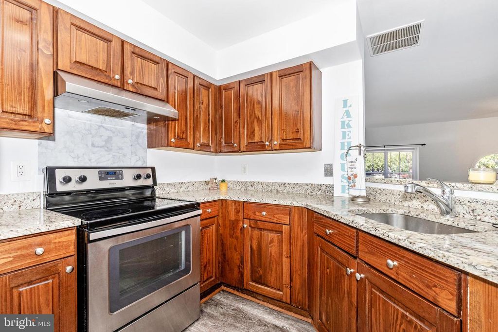 Image 10 of property listing at 49 LAKE PARK CT #954, Germantown, MD 20874