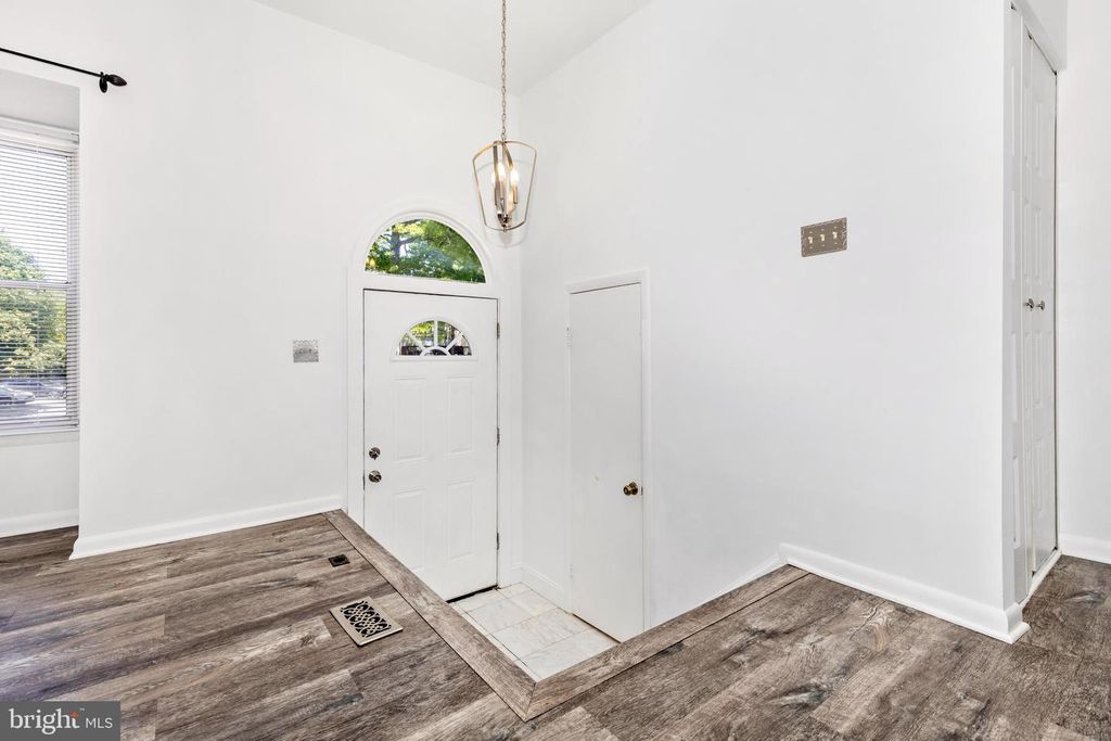 Image 2 of property listing at 49 LAKE PARK CT #954, Germantown, MD 20874