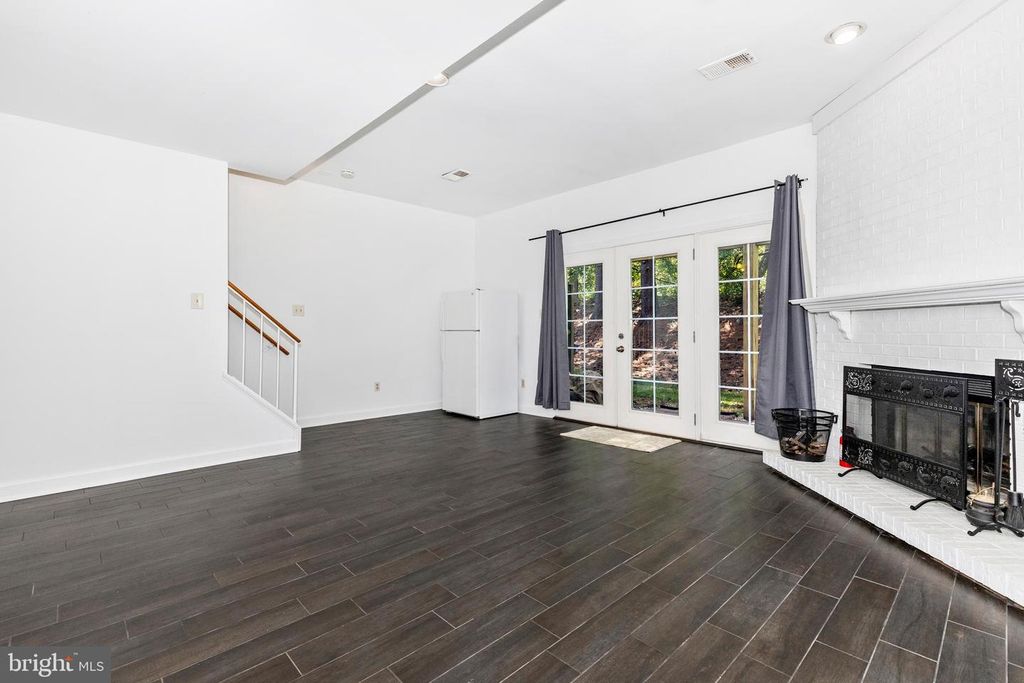 Image 27 of property listing at 49 LAKE PARK CT #954, Germantown, MD 20874