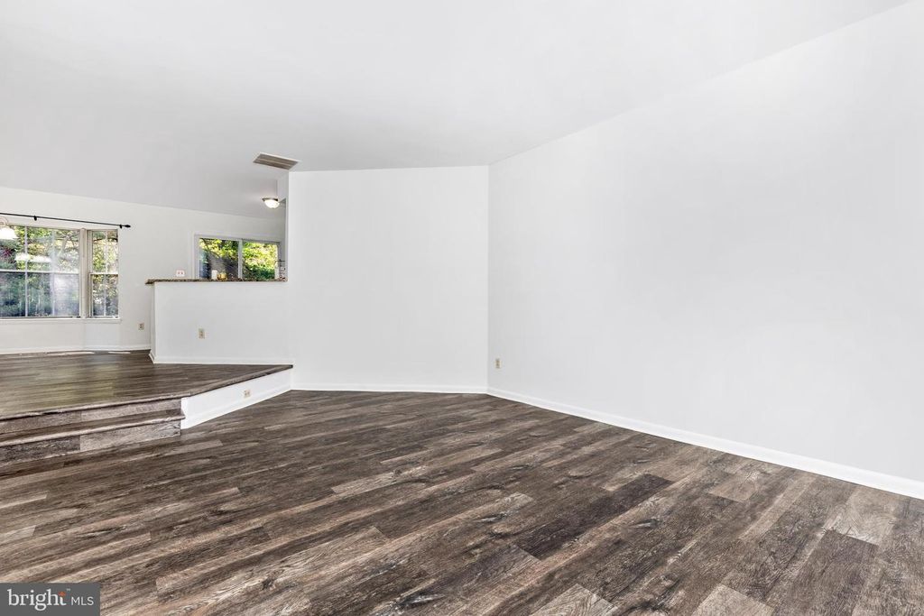 Image 4 of property listing at 49 LAKE PARK CT #954, Germantown, MD 20874