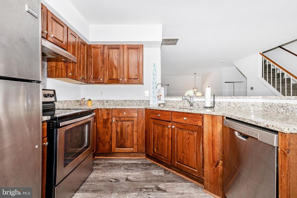 Image 9 of property listing at 49 LAKE PARK CT #954, Germantown, MD 20874