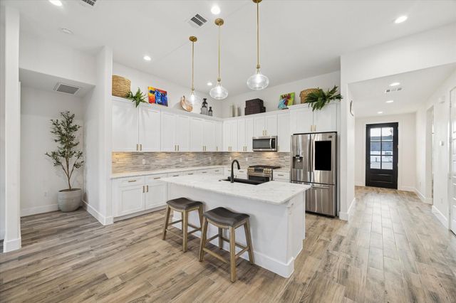 203 Hampton Glen Road, Montgomery, TX 77356