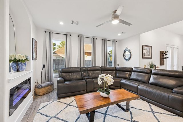 203 Hampton Glen Road, Montgomery, TX 77356