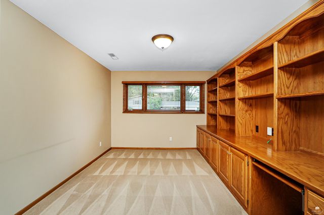 2827 Oregon Lane, Manhattan, KS 66502