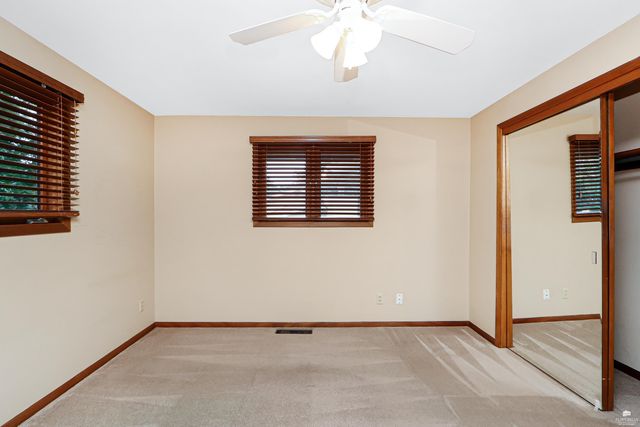 2827 Oregon Lane, Manhattan, KS 66502