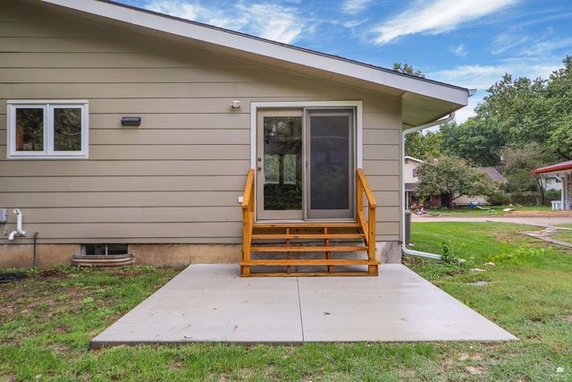2827 Oregon Lane, Manhattan, KS 66502