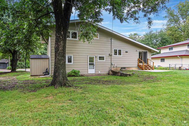 2827 Oregon Lane, Manhattan, KS 66502