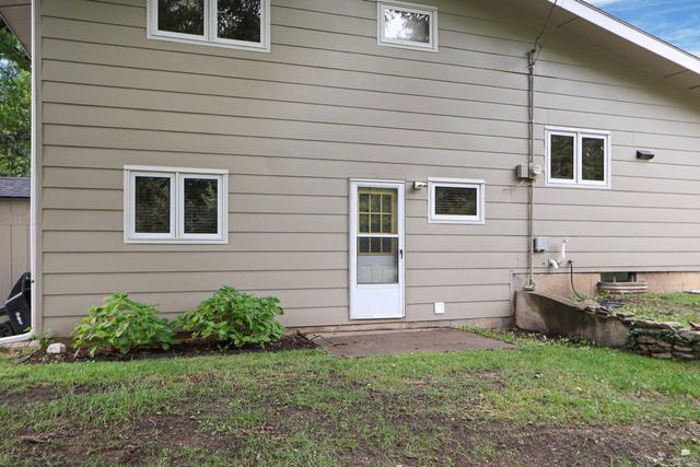2827 Oregon Lane, Manhattan, KS 66502