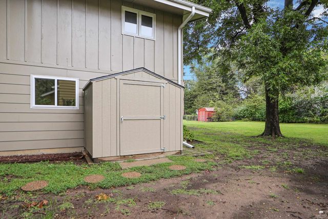 2827 Oregon Lane, Manhattan, KS 66502