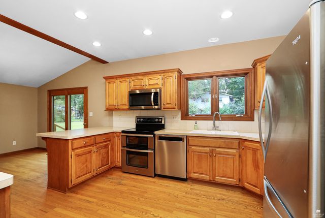 2827 Oregon Lane, Manhattan, KS 66502