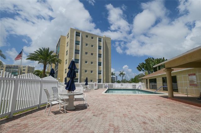 401 SE 3rd St 403, Dania Beach, FL 33004