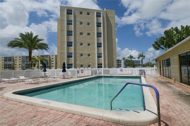 401 SE 3rd St 403, Dania Beach, FL 33004