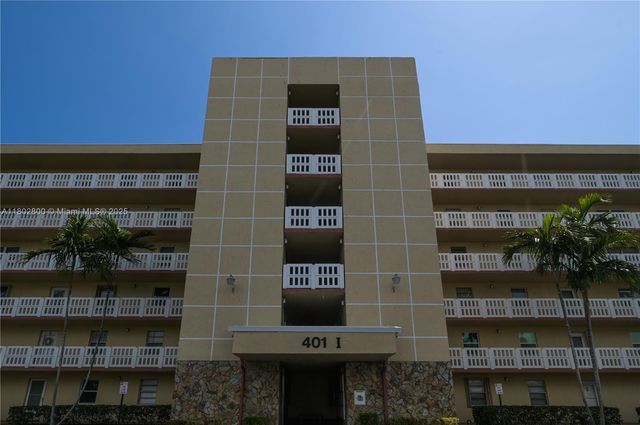 401 SE 3rd St 403, Dania Beach, FL 33004