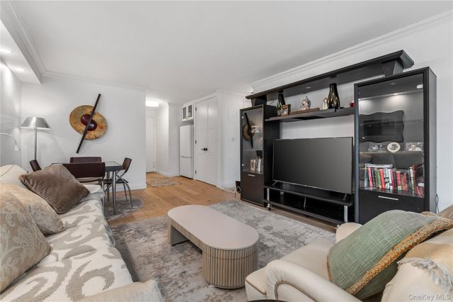 17-85 215 14L, Bayside, NY 11360