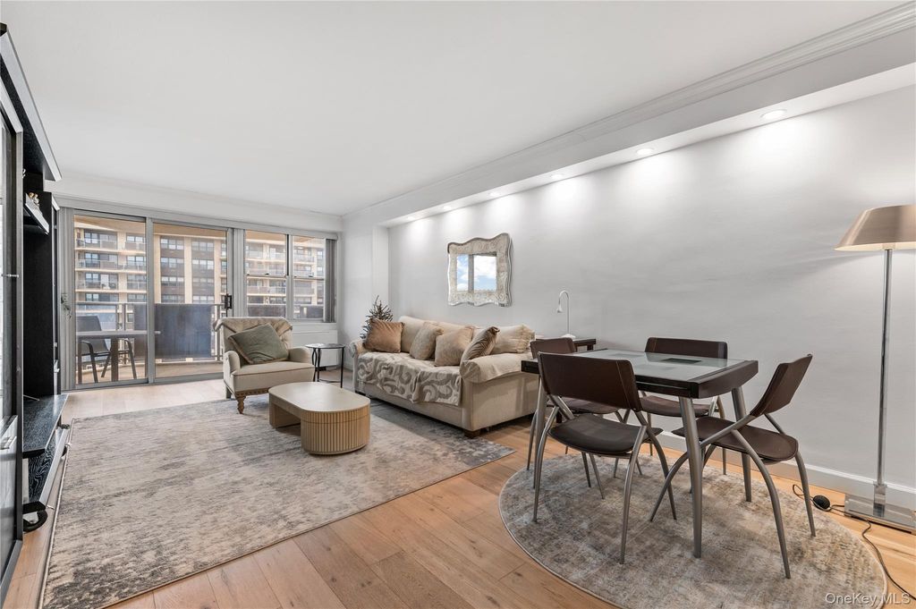 17-85 215 14L, Bayside, NY 11360